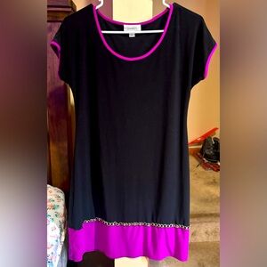 Size 4 Black & purple dress with gold chain like detail
Figure fitting